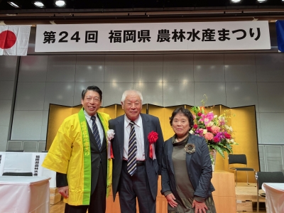 表彰式典での知事との記念撮影
