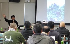アプリの映像を示して説明する雇用者